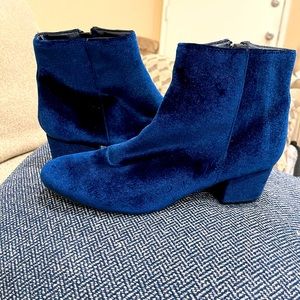 Metaphor Velvet blue ankle booties